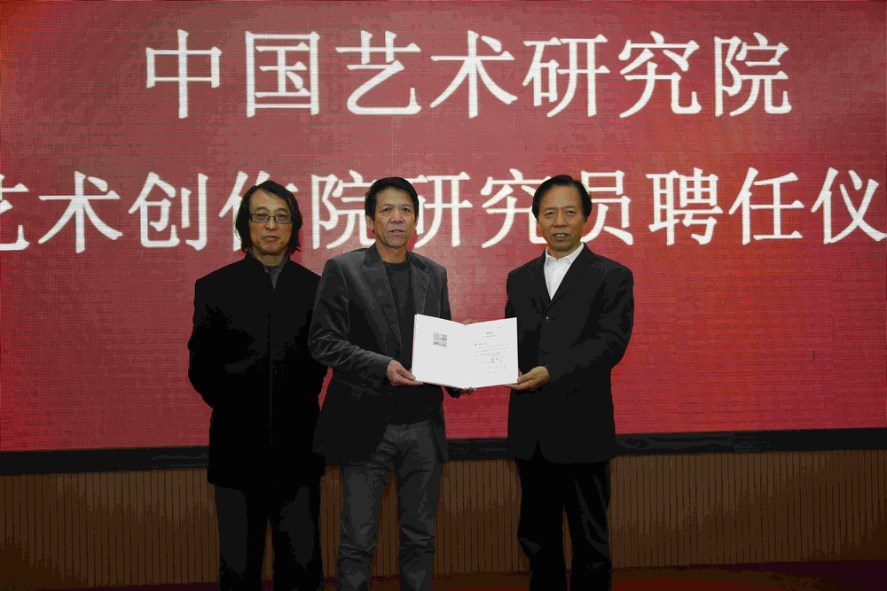  2013年11月文化部副部长、中国艺术研究院2013院长王文章为秦海颁发研究员证